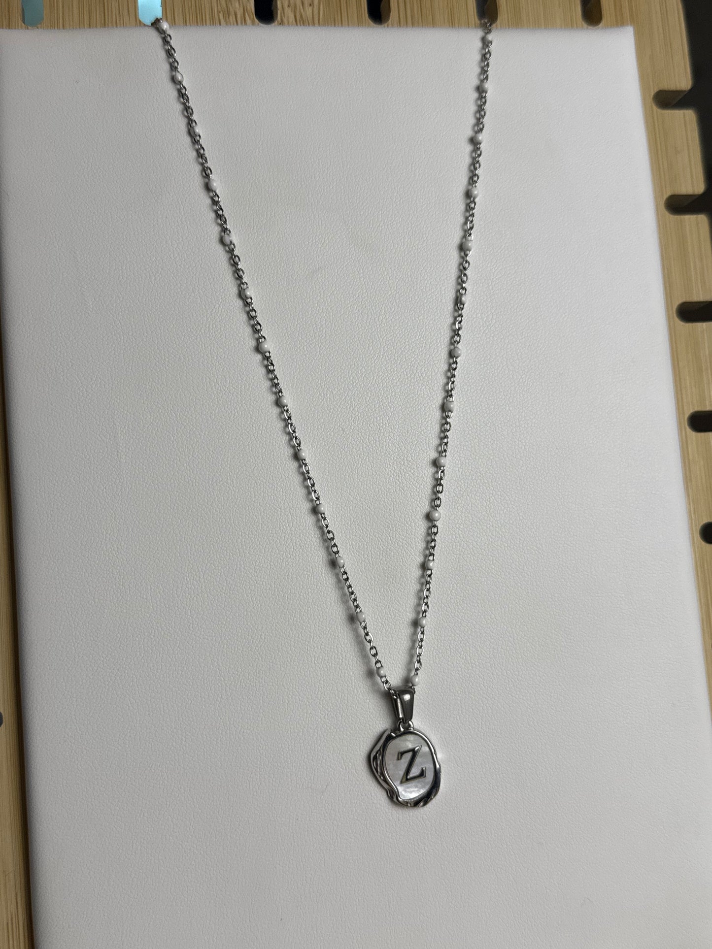 Collar con inicial en cadena de sirena