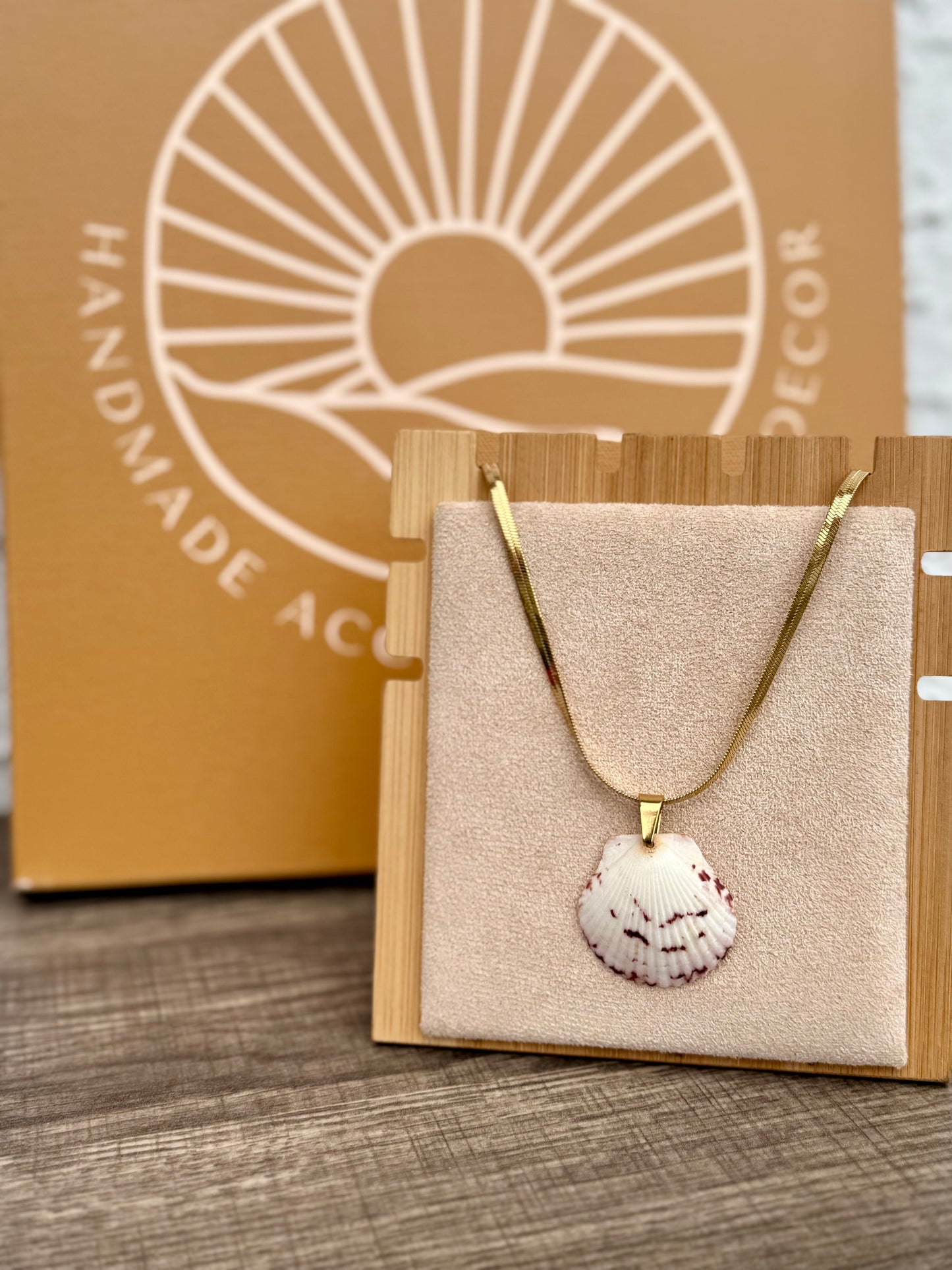 The Horizon Necklace - Various Seashells