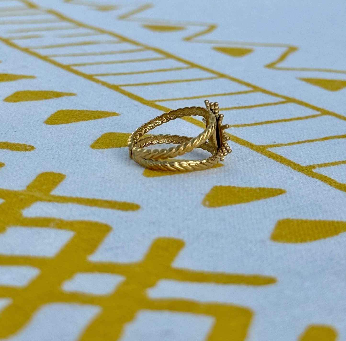 Sunwashed Ring in Black + White