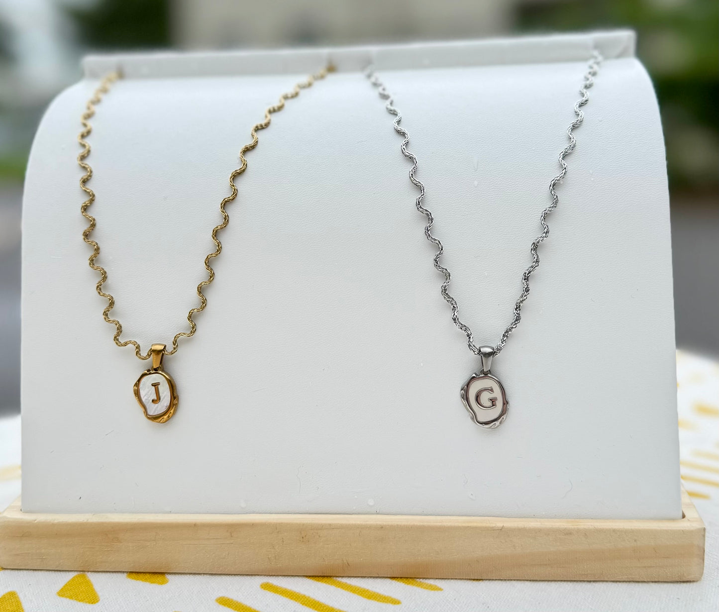 Collar con inicial en cadena de sirena