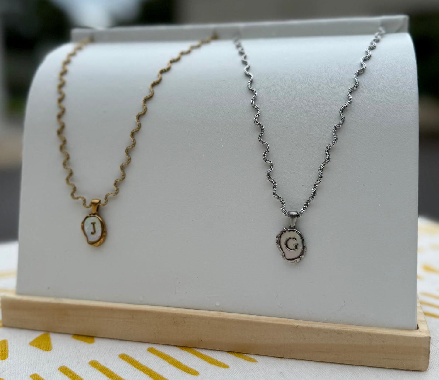 Collar con inicial en cadena de sirena