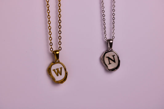 Collar con inicial en cadena de sirena