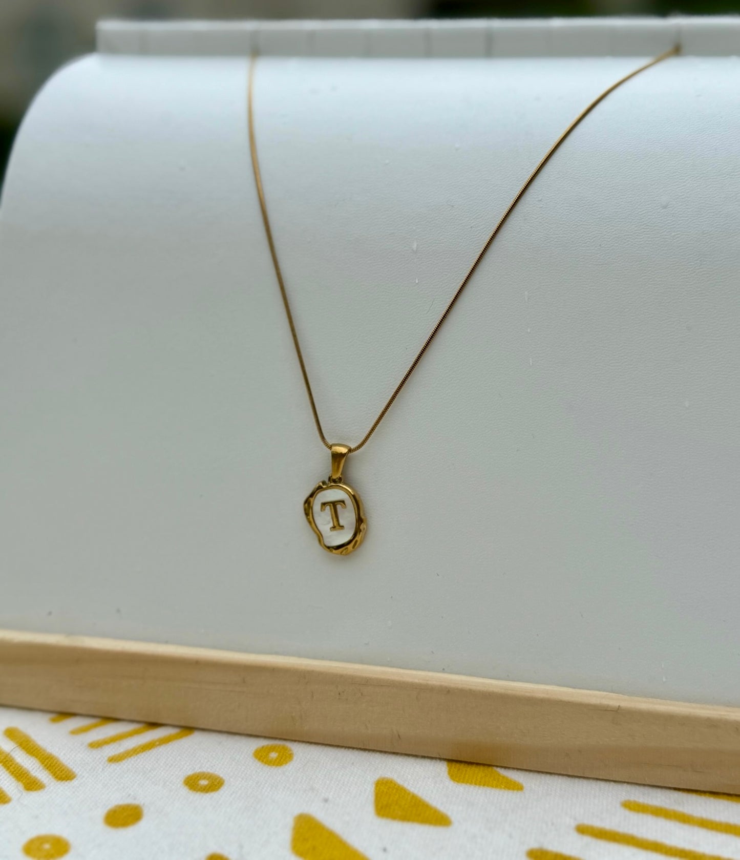Collar con inicial en cadena de sirena