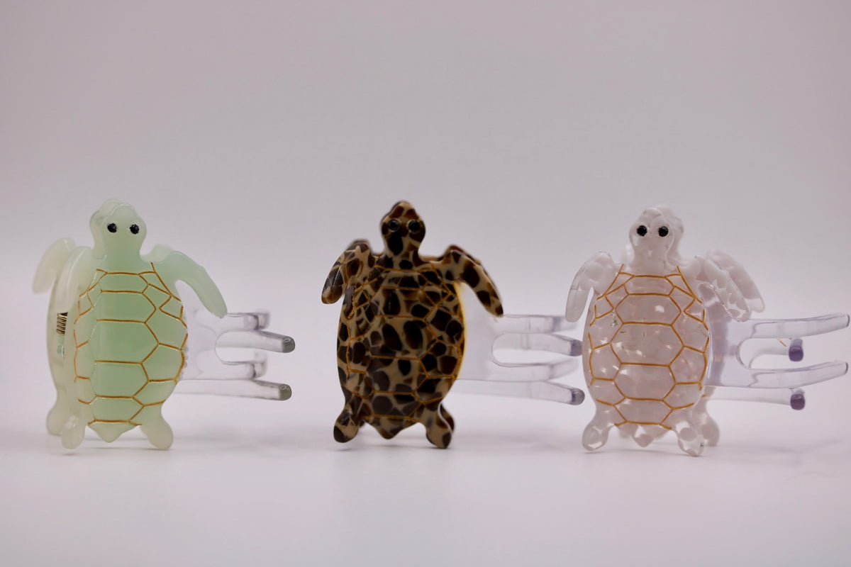 Tiny Honu Hair Clip