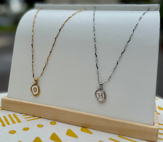 Collar con inicial en cadena de sirena