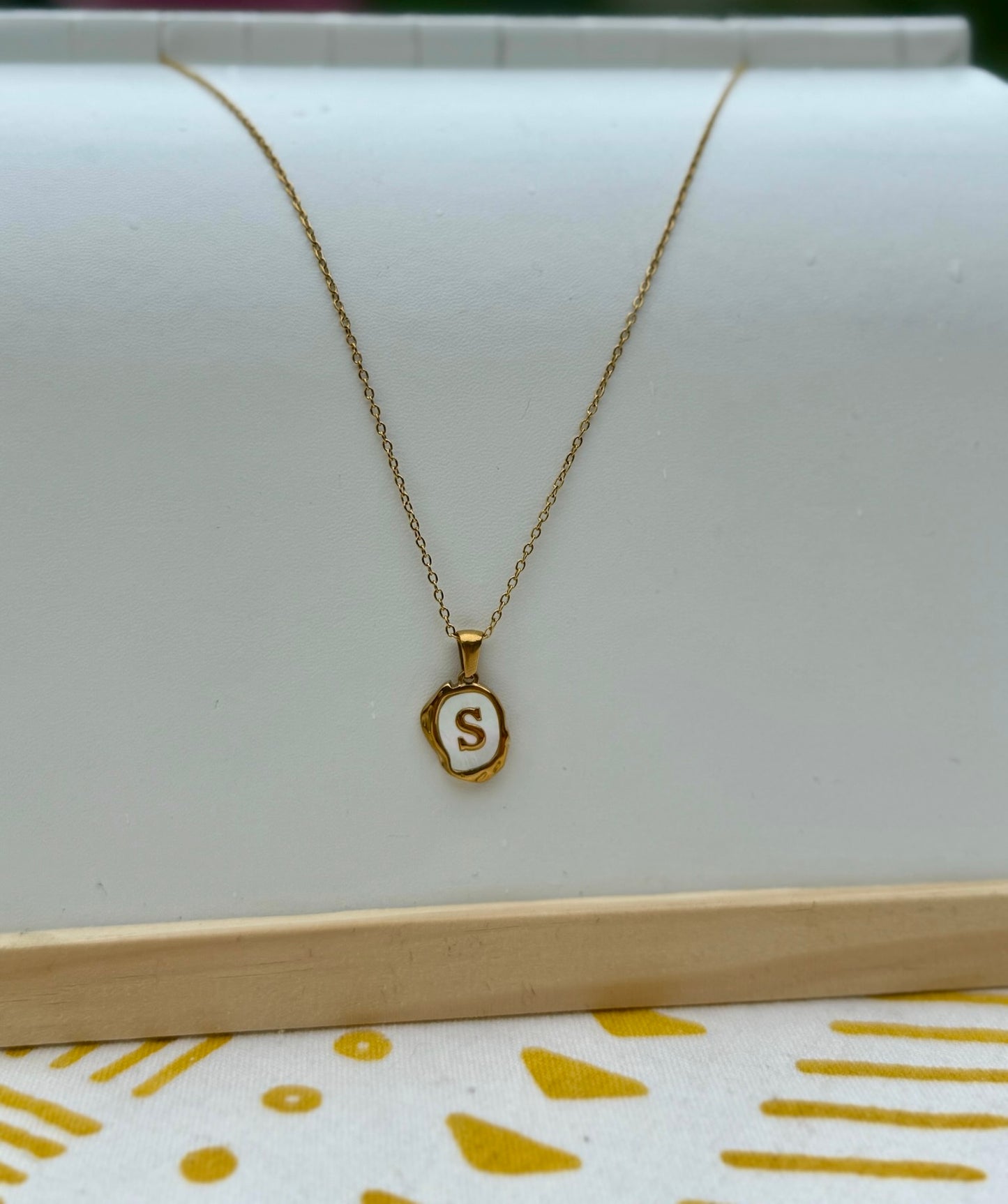 Collar con inicial en cadena de sirena