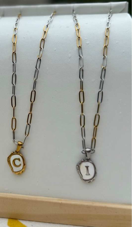 Collar con inicial en cadena de sirena