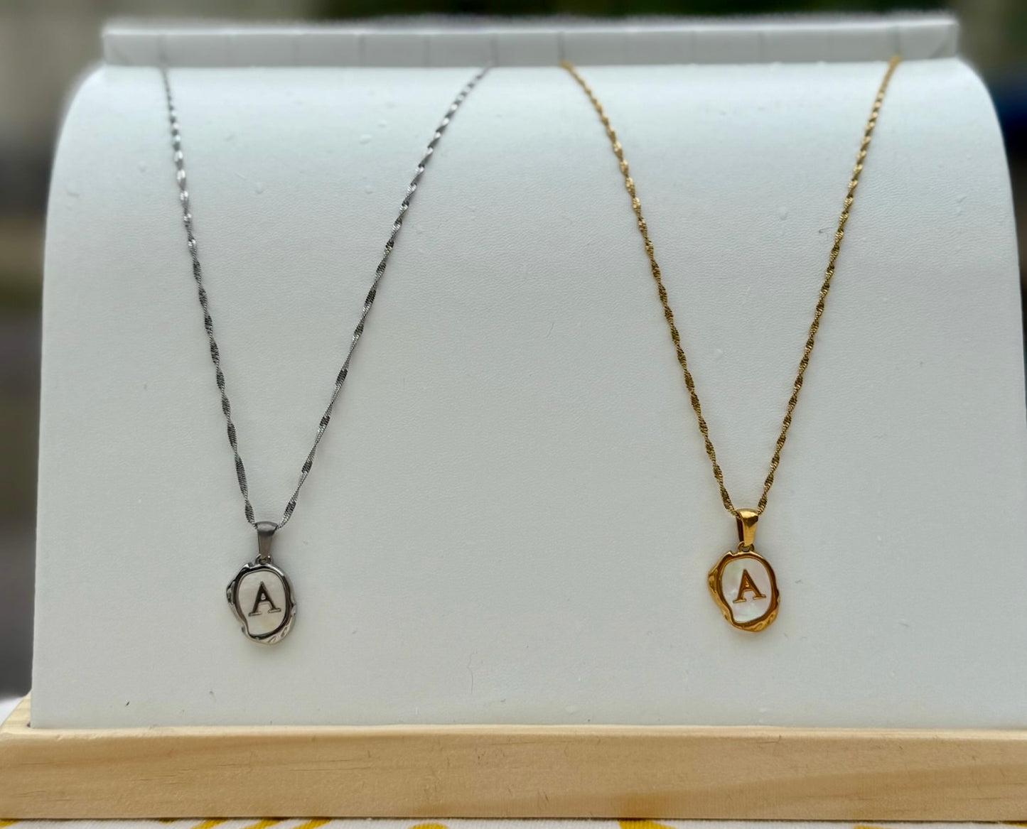Collar con inicial en cadena de sirena