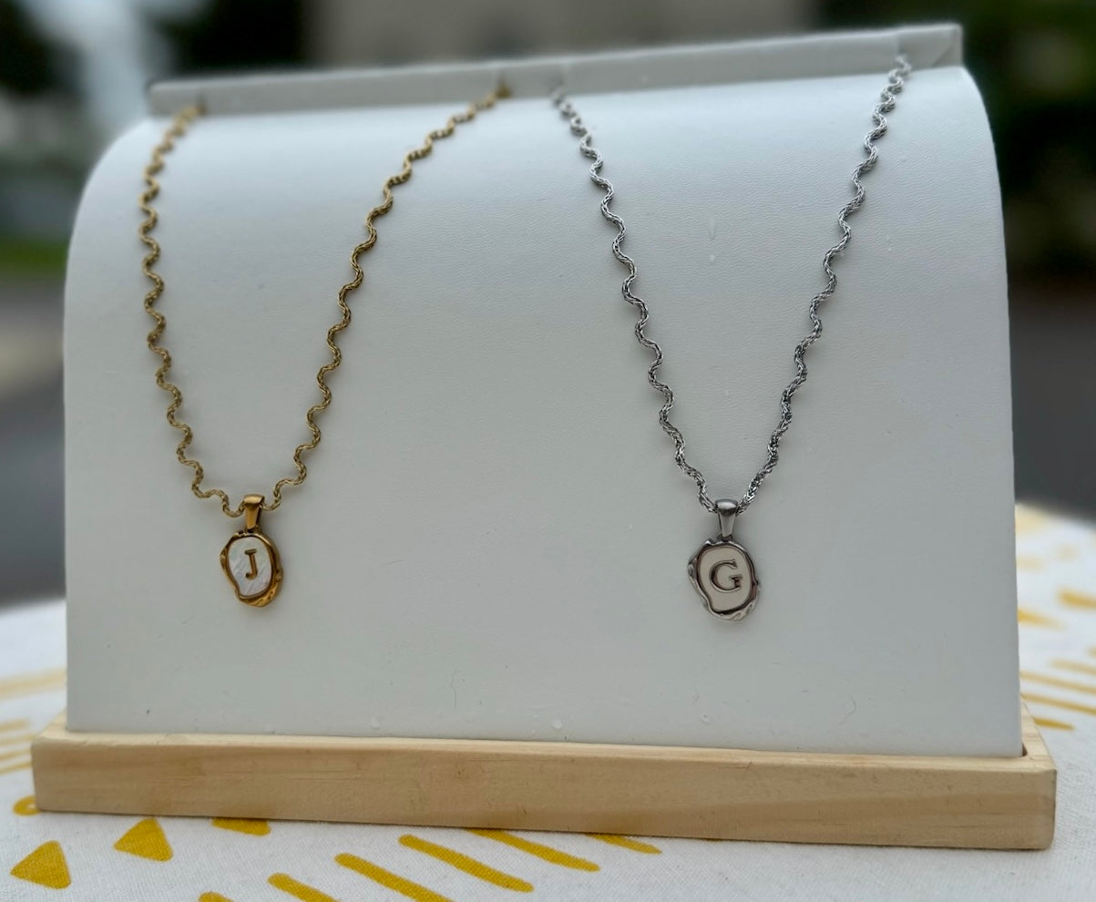 Collar con inicial en cadena de sirena