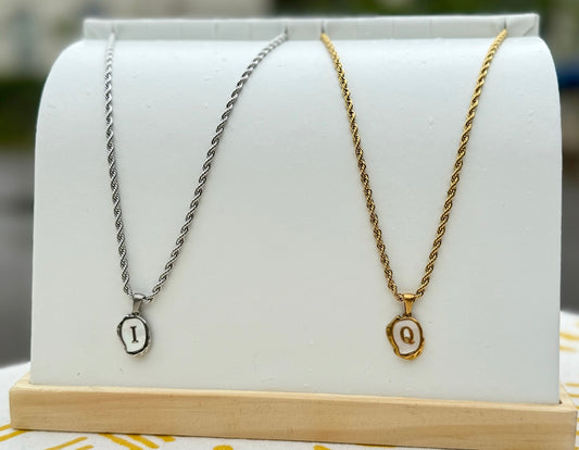 Collar con inicial en cadena de sirena