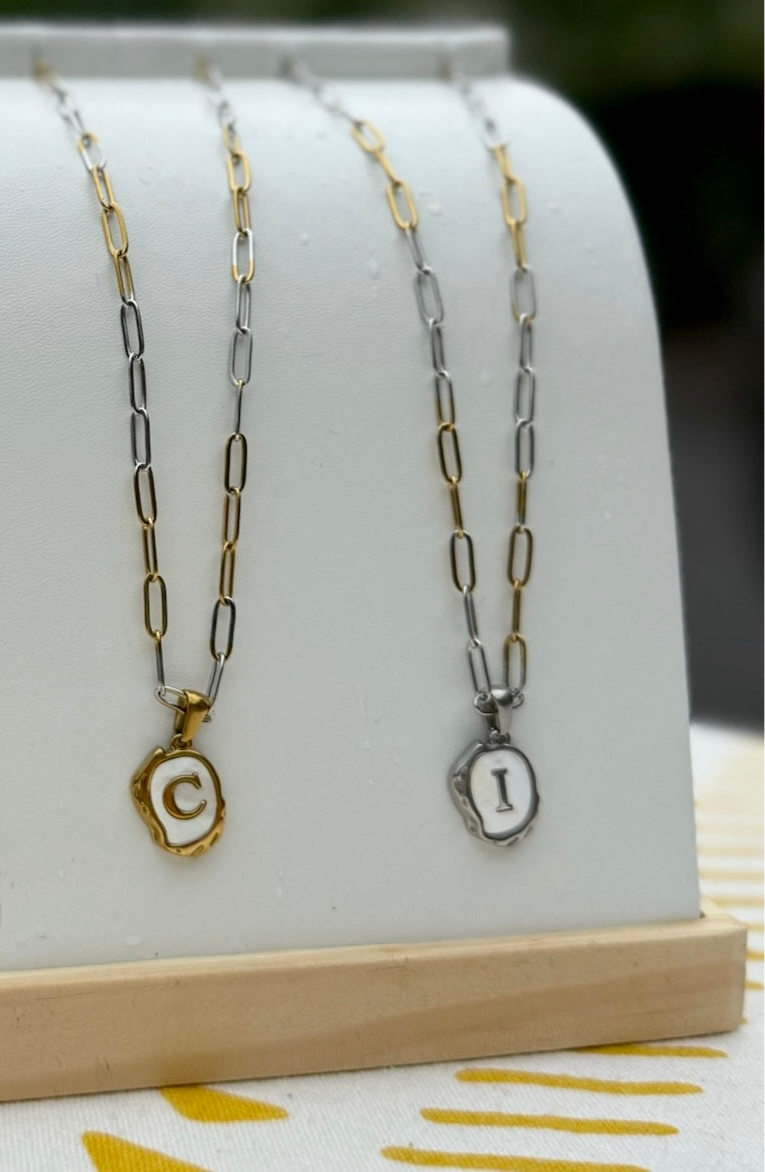 Collar con inicial en cadena de sirena