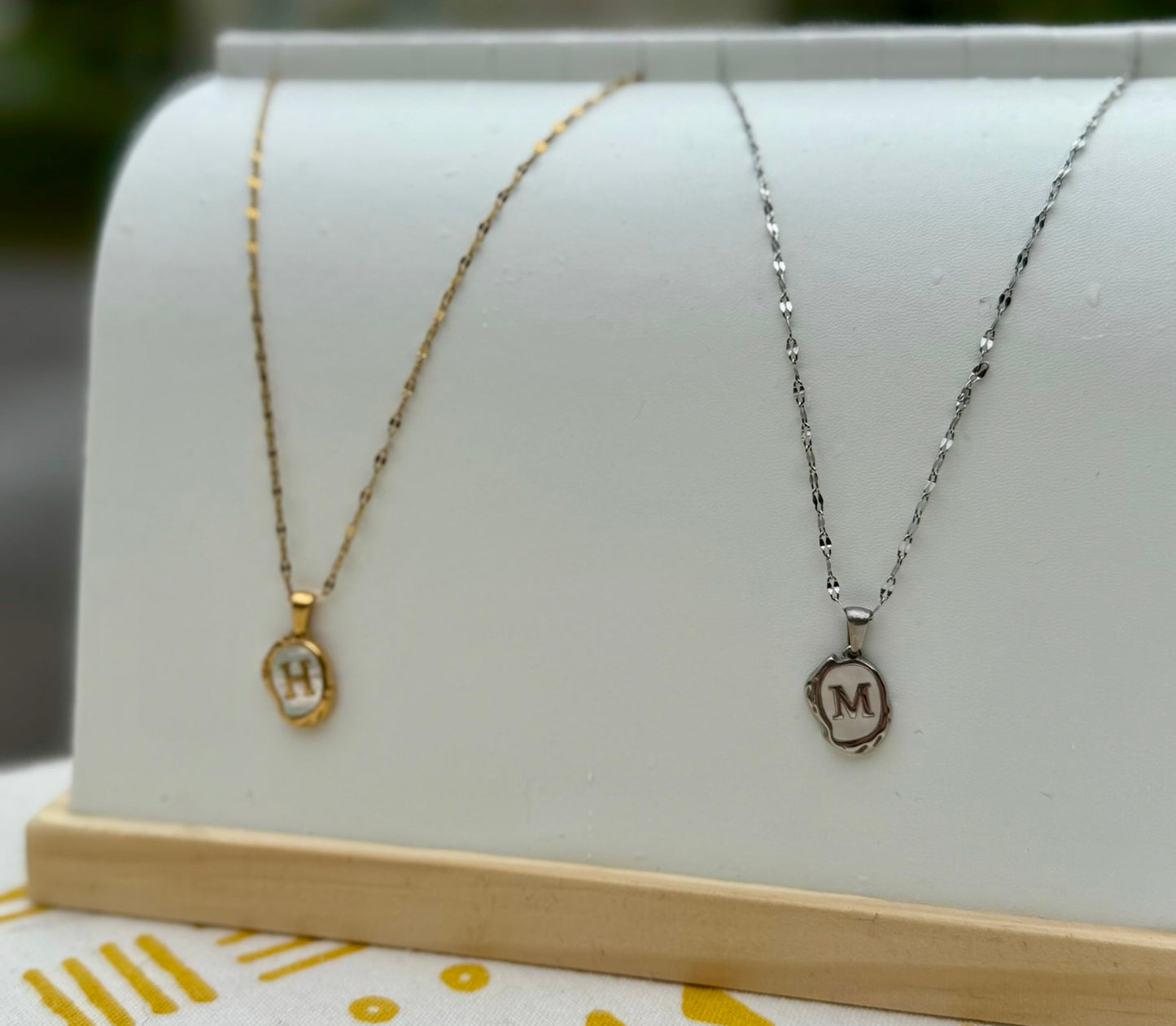 Collar con inicial en cadena de sirena