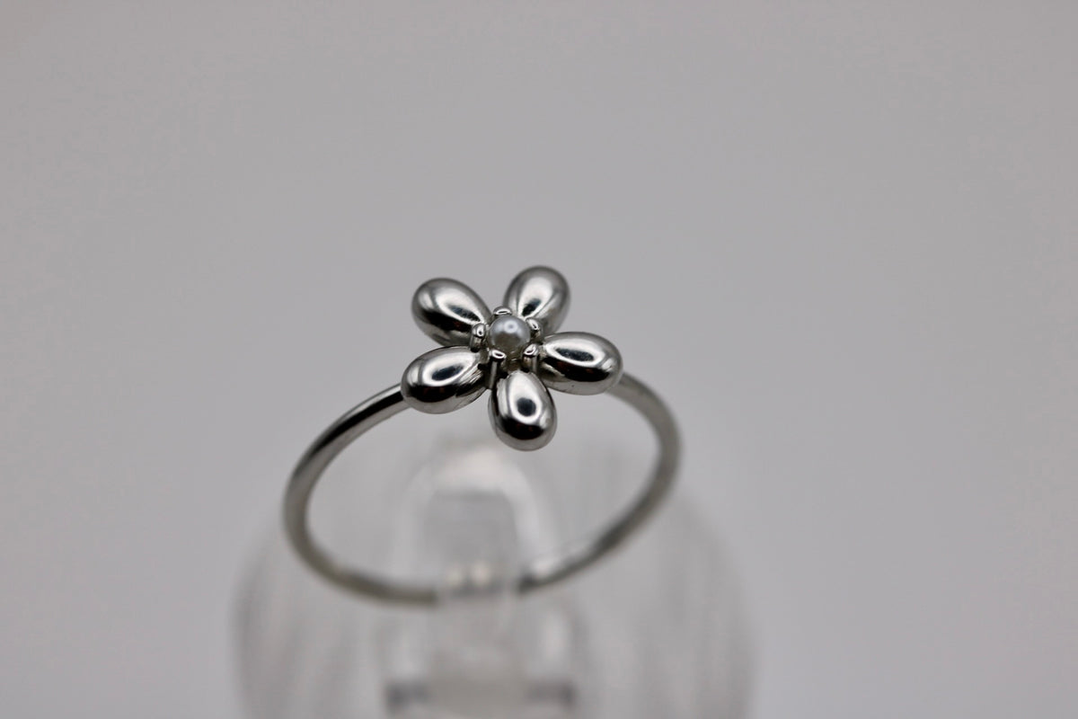 The Lennon Daisy Ring