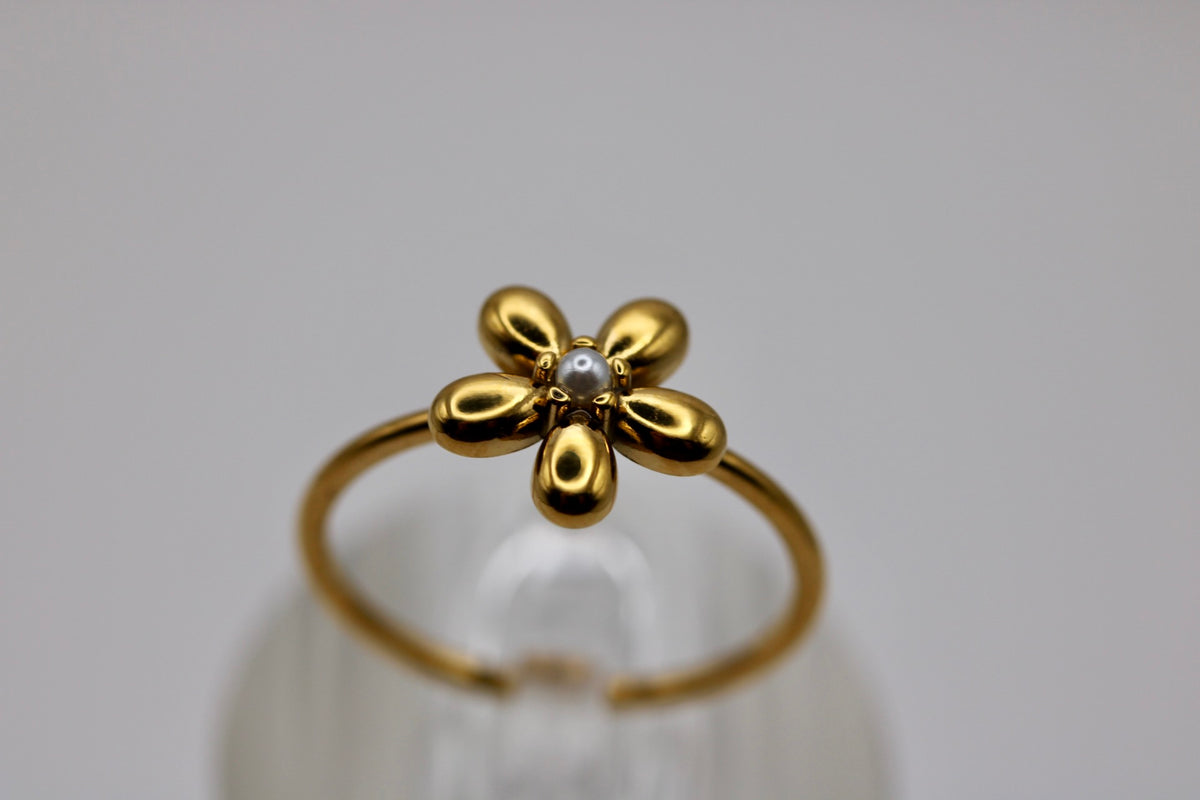 The Lennon Daisy Ring
