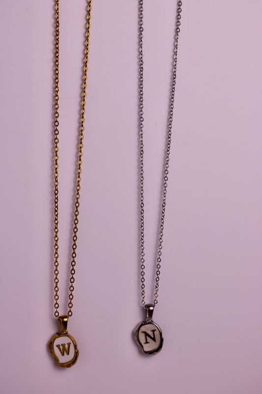 Collar con inicial en cadena de sirena