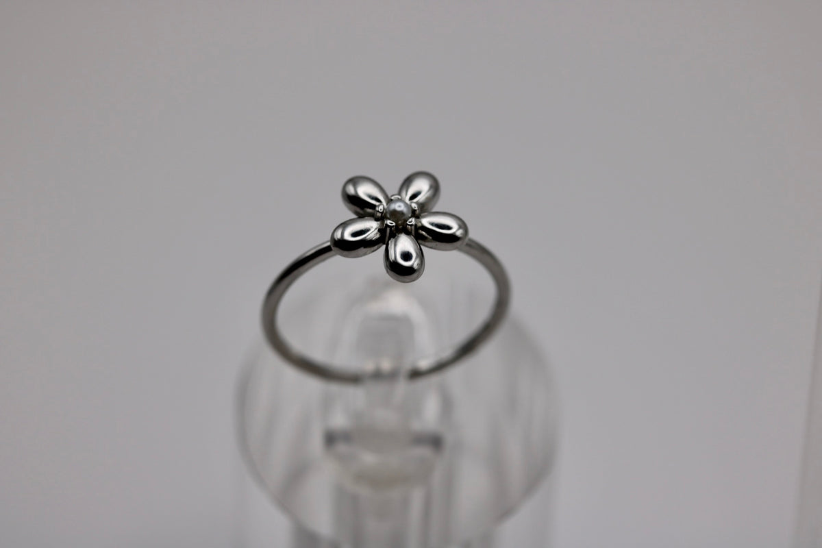 The Lennon Daisy Ring