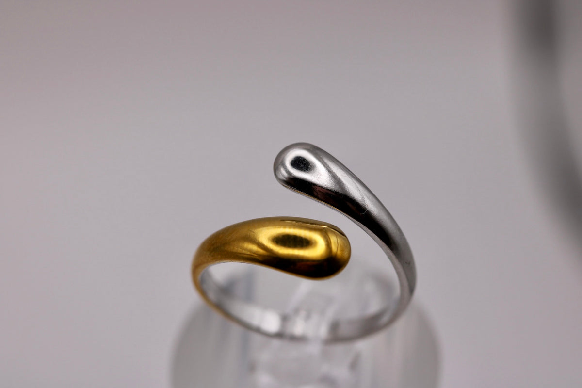 The Laurel Ring