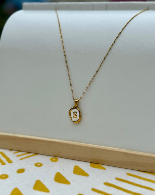 Collar con inicial en cadena de sirena