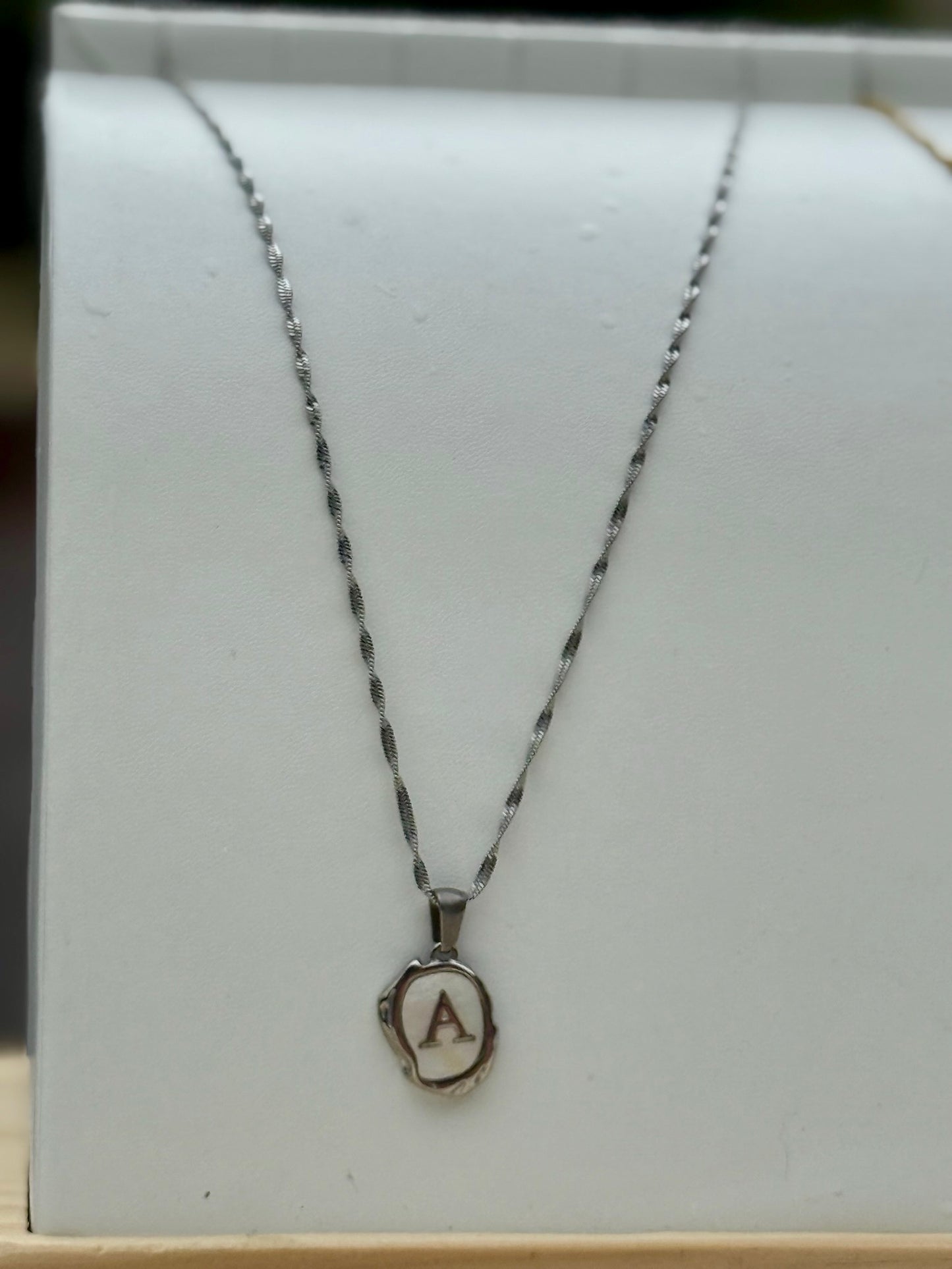 Collar con inicial en cadena de sirena