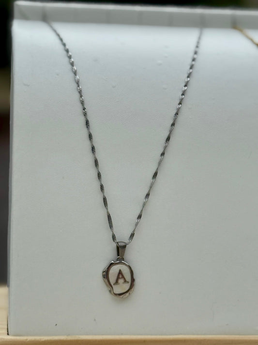 Collar con inicial en cadena de sirena