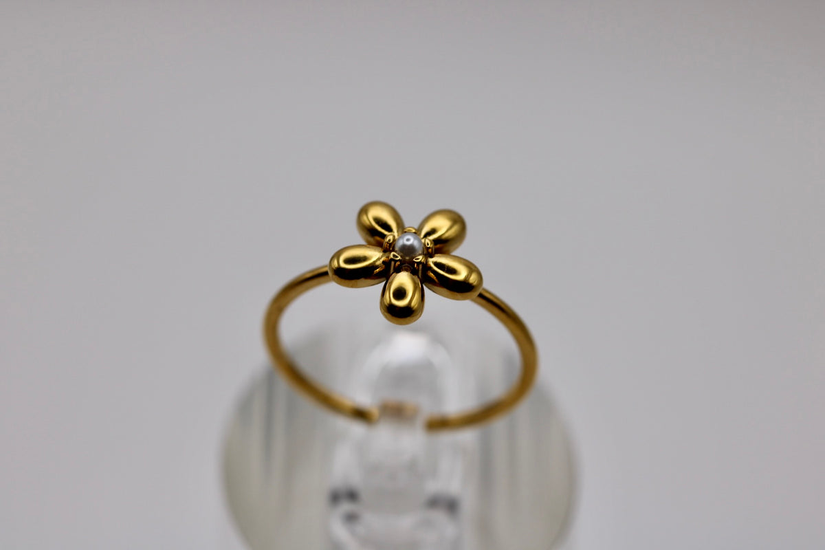 The Lennon Daisy Ring