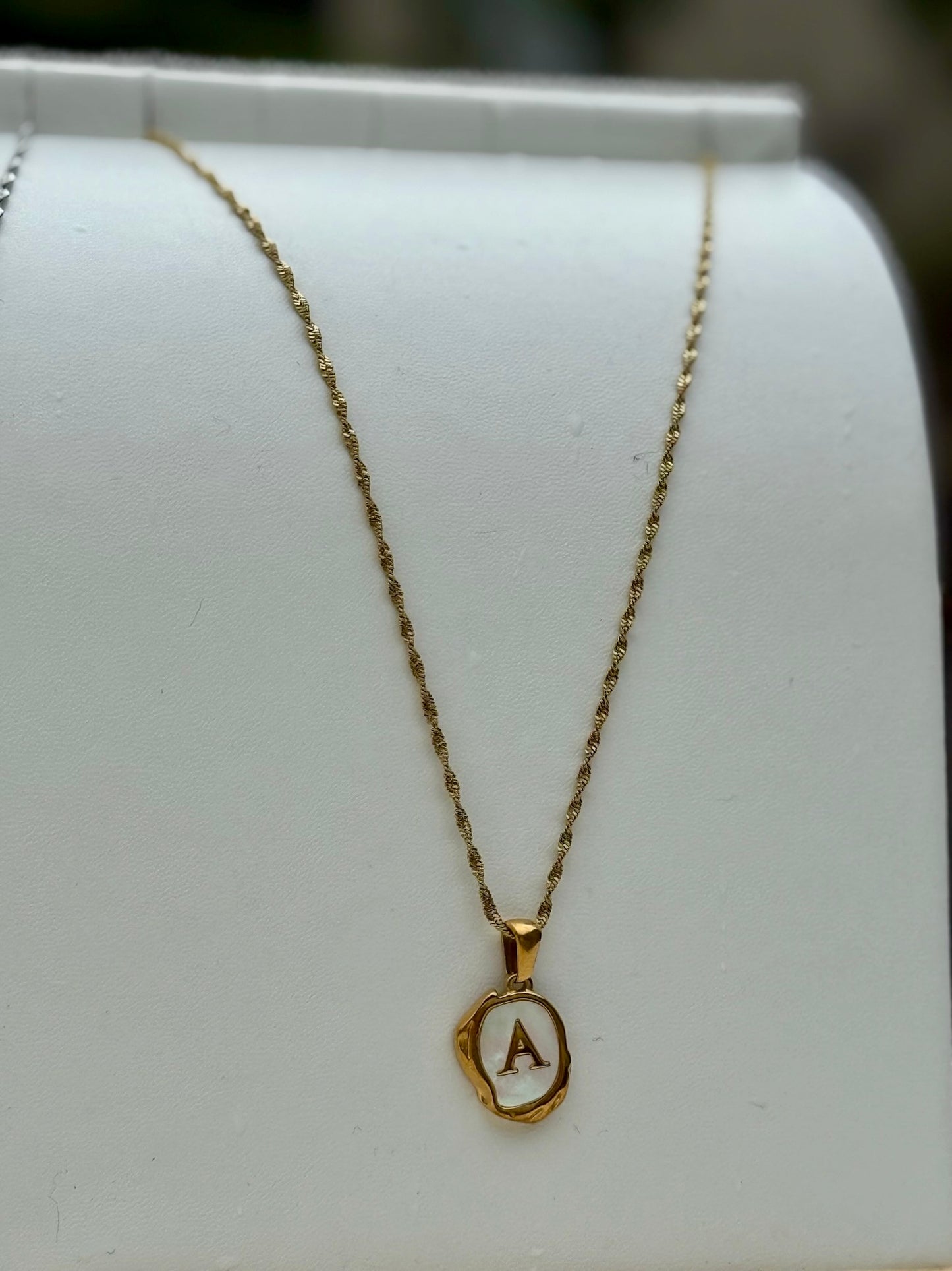 Collar con inicial en cadena de sirena