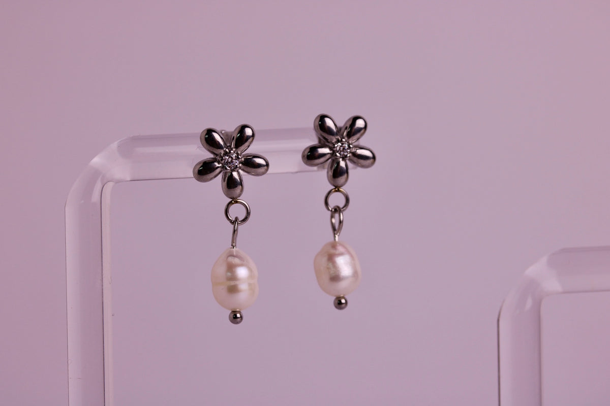 Petra's Pearl Earring