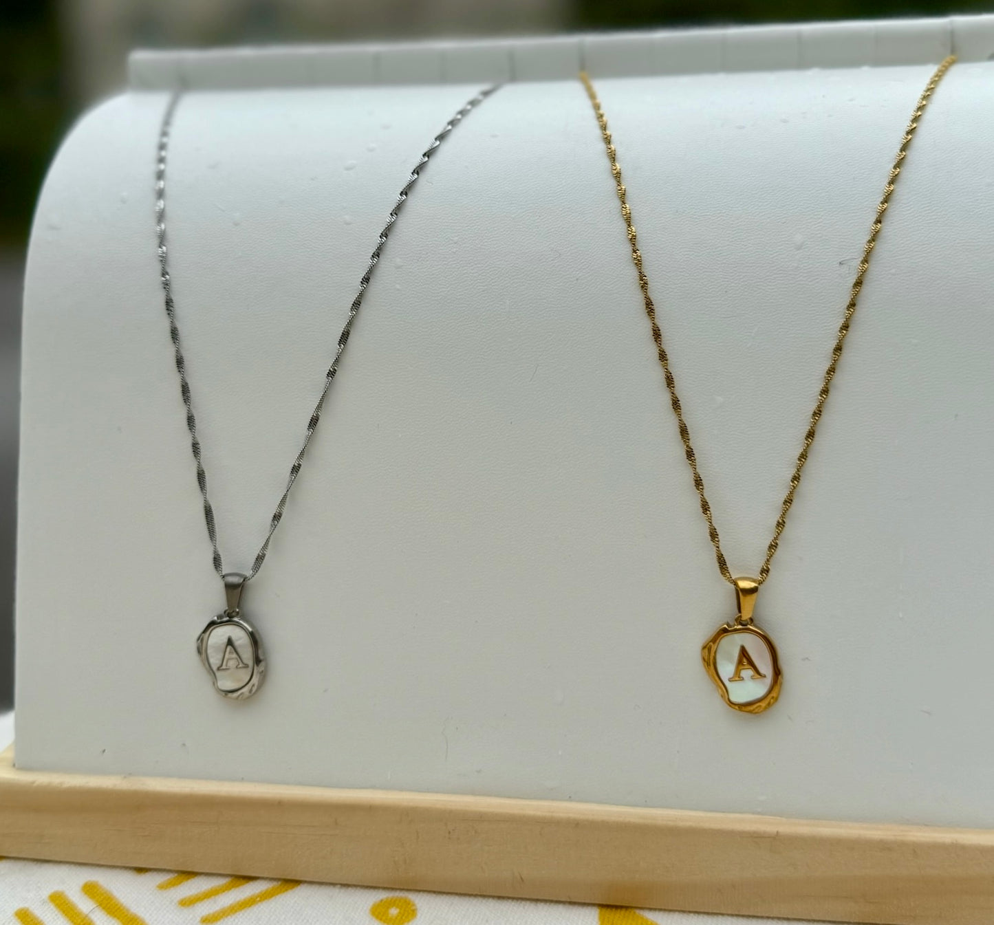 Collar con inicial en cadena de sirena