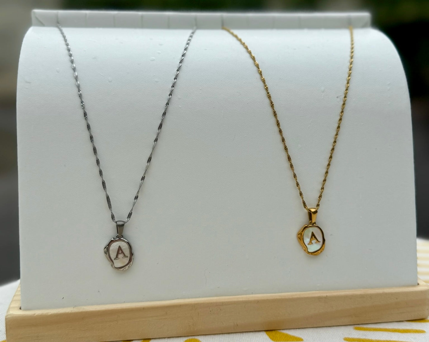 Collar con inicial en cadena de sirena