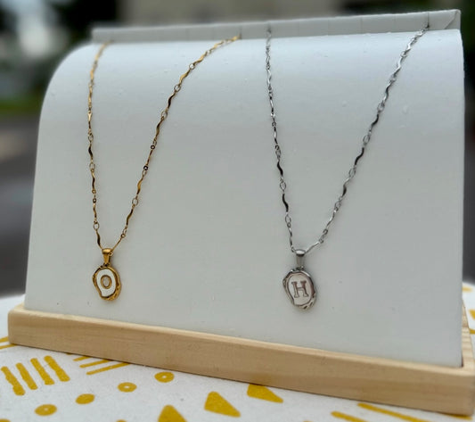 Collar con inicial en cadena de sirena