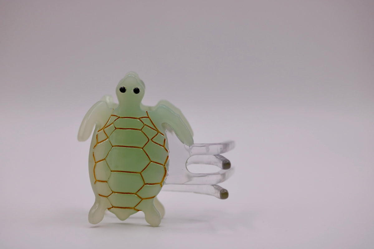 Tiny Honu Hair Clip