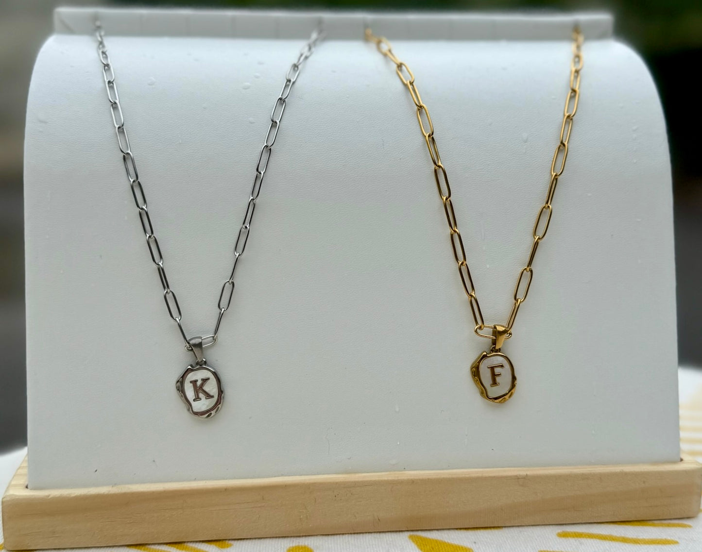 Collar con inicial en cadena de sirena