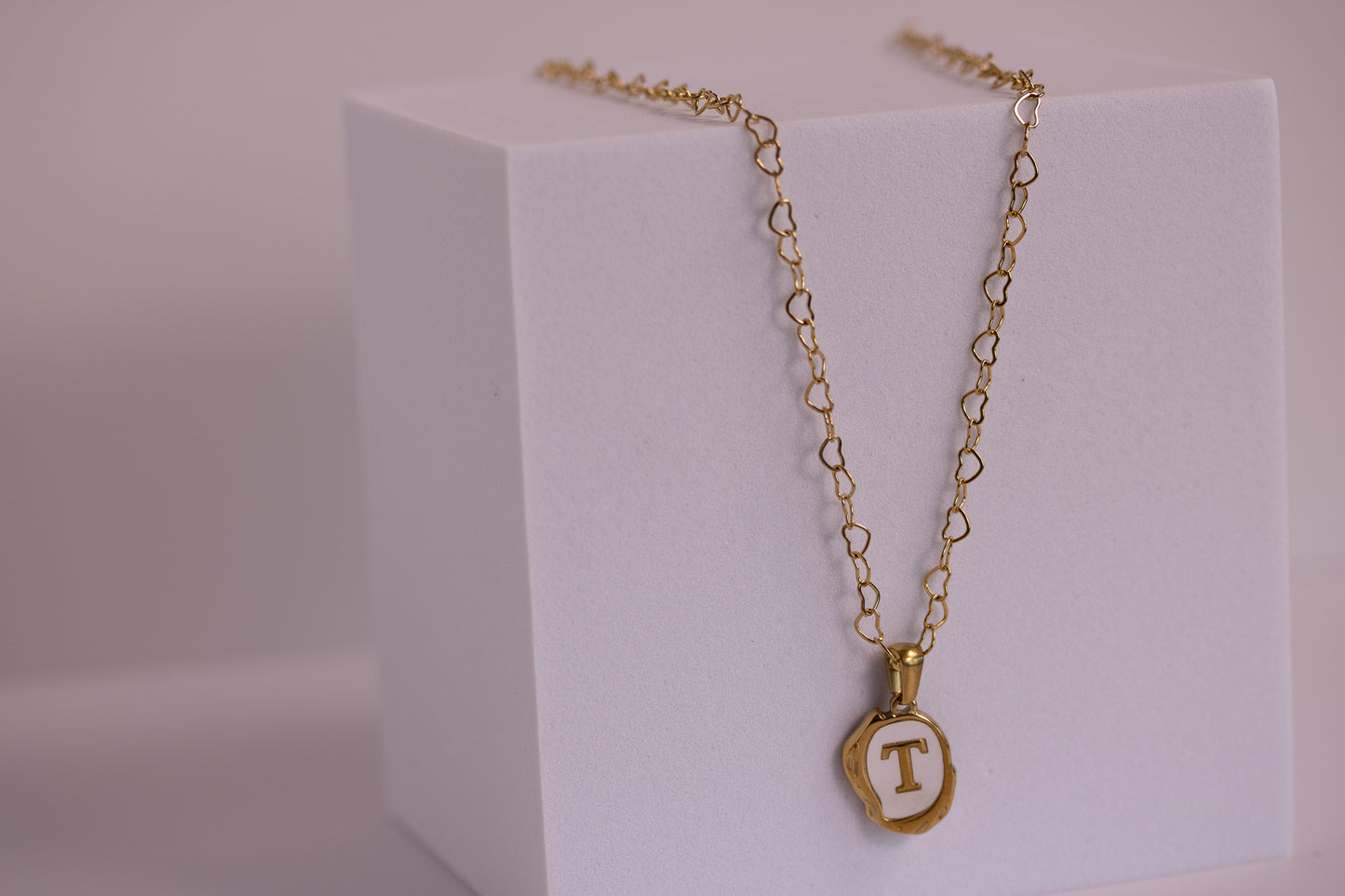 Collar con inicial en cadena de sirena