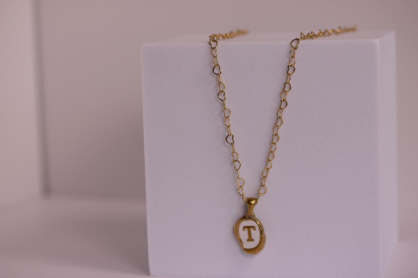 Collar con inicial en cadena de sirena