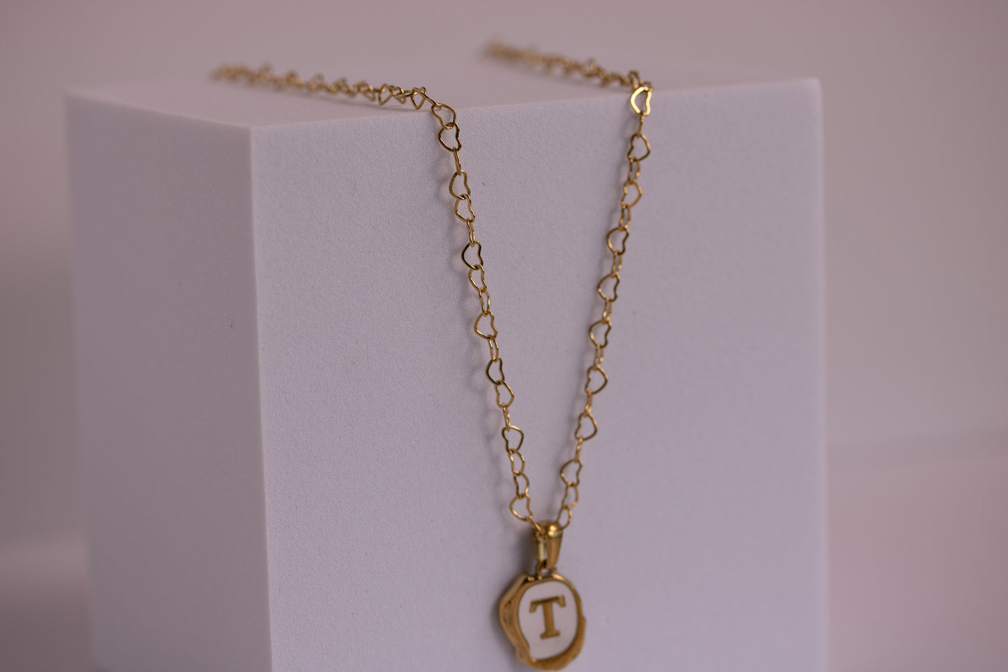 Collar con inicial en cadena de sirena