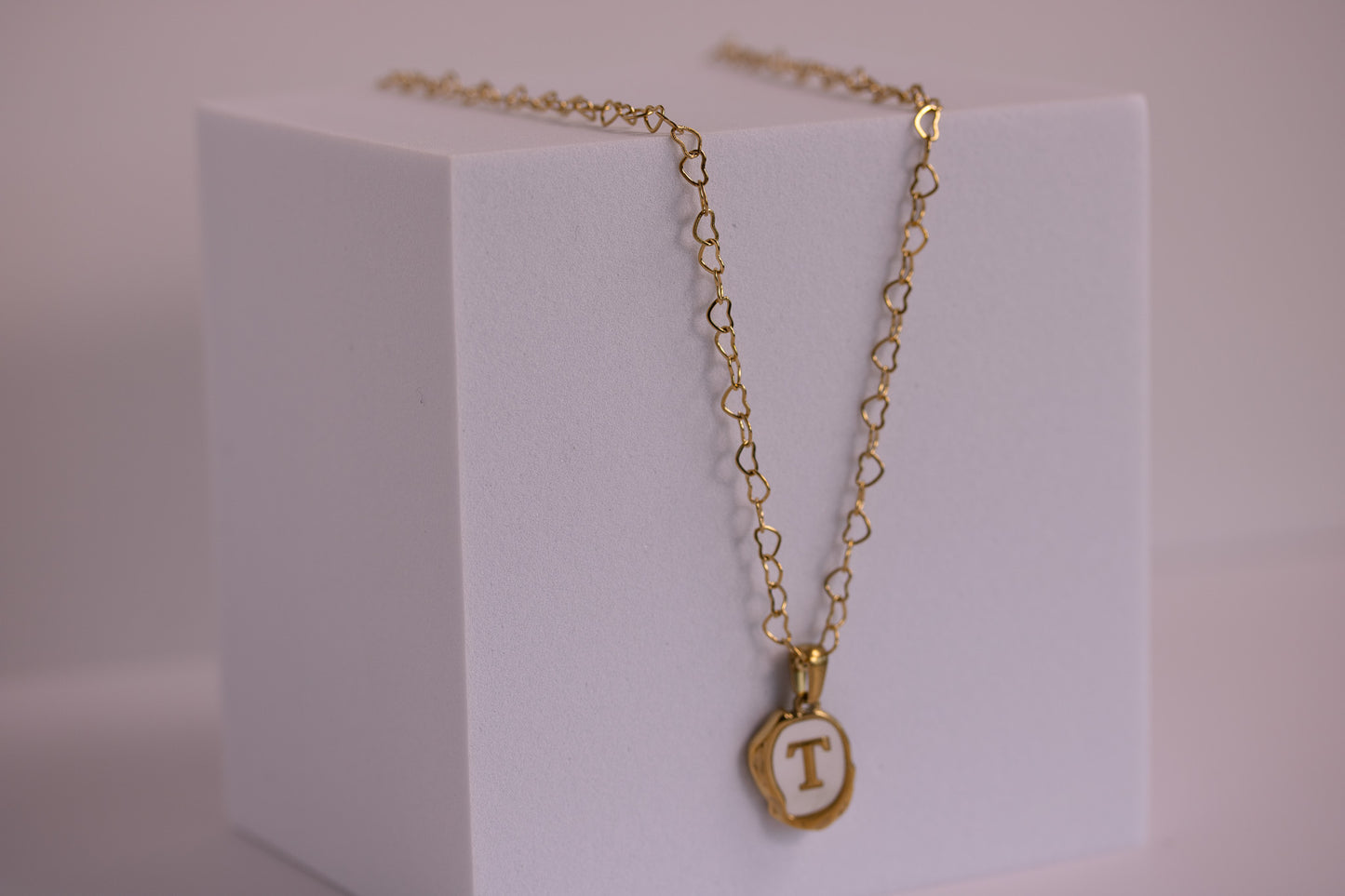 Collar con inicial en cadena de sirena