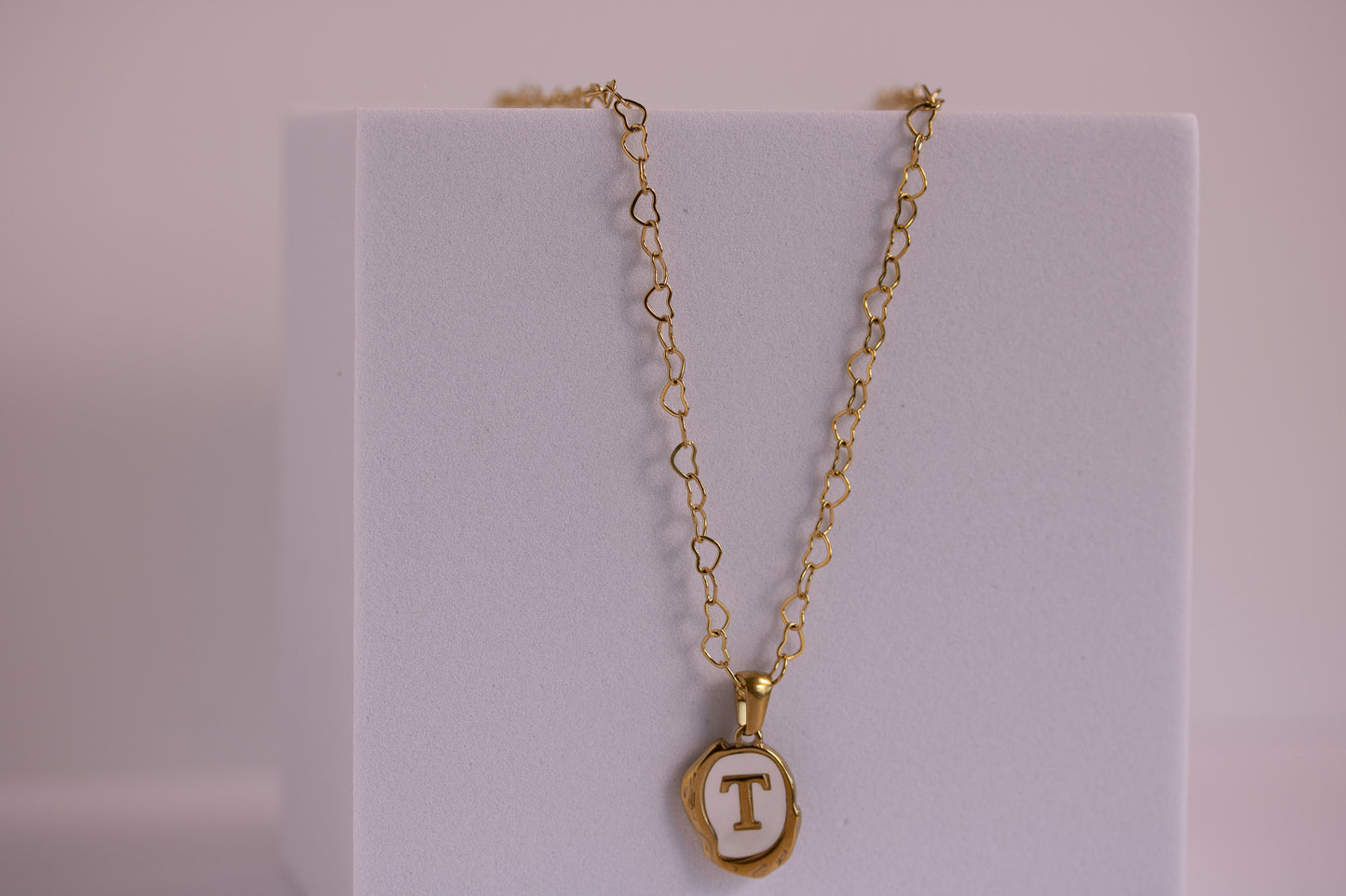 Collar con inicial en cadena de sirena