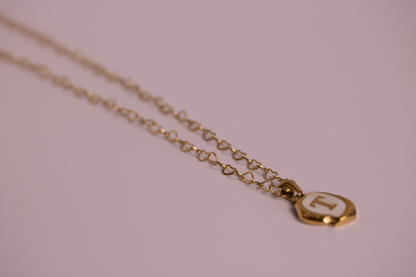 Collar con inicial en cadena de sirena