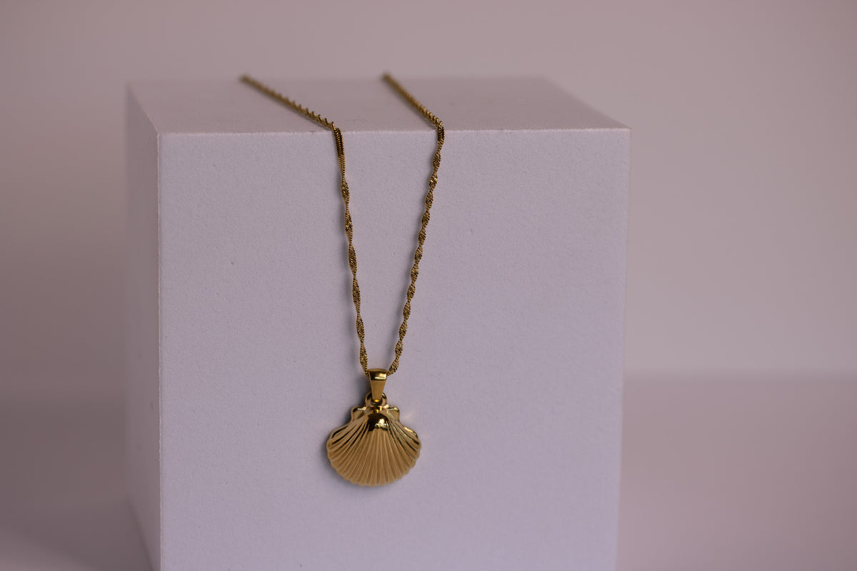 Si Shellcrest Golden Shellcrest Necklace – Shell + Stone