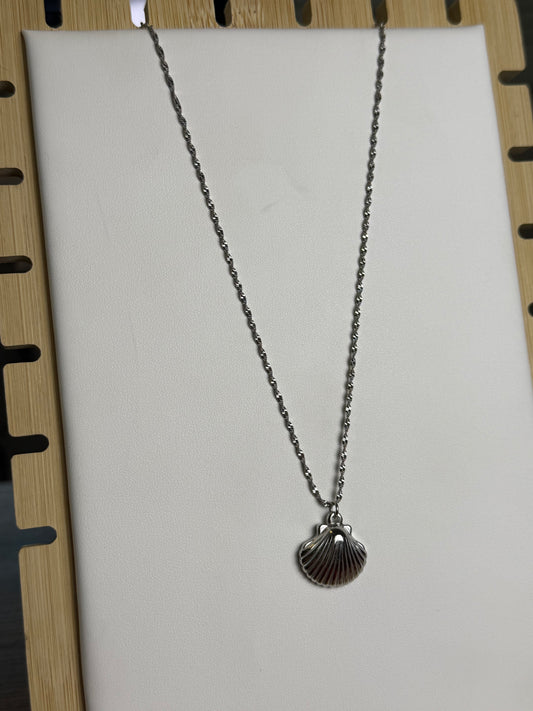 Silver Shellcrest Necklace