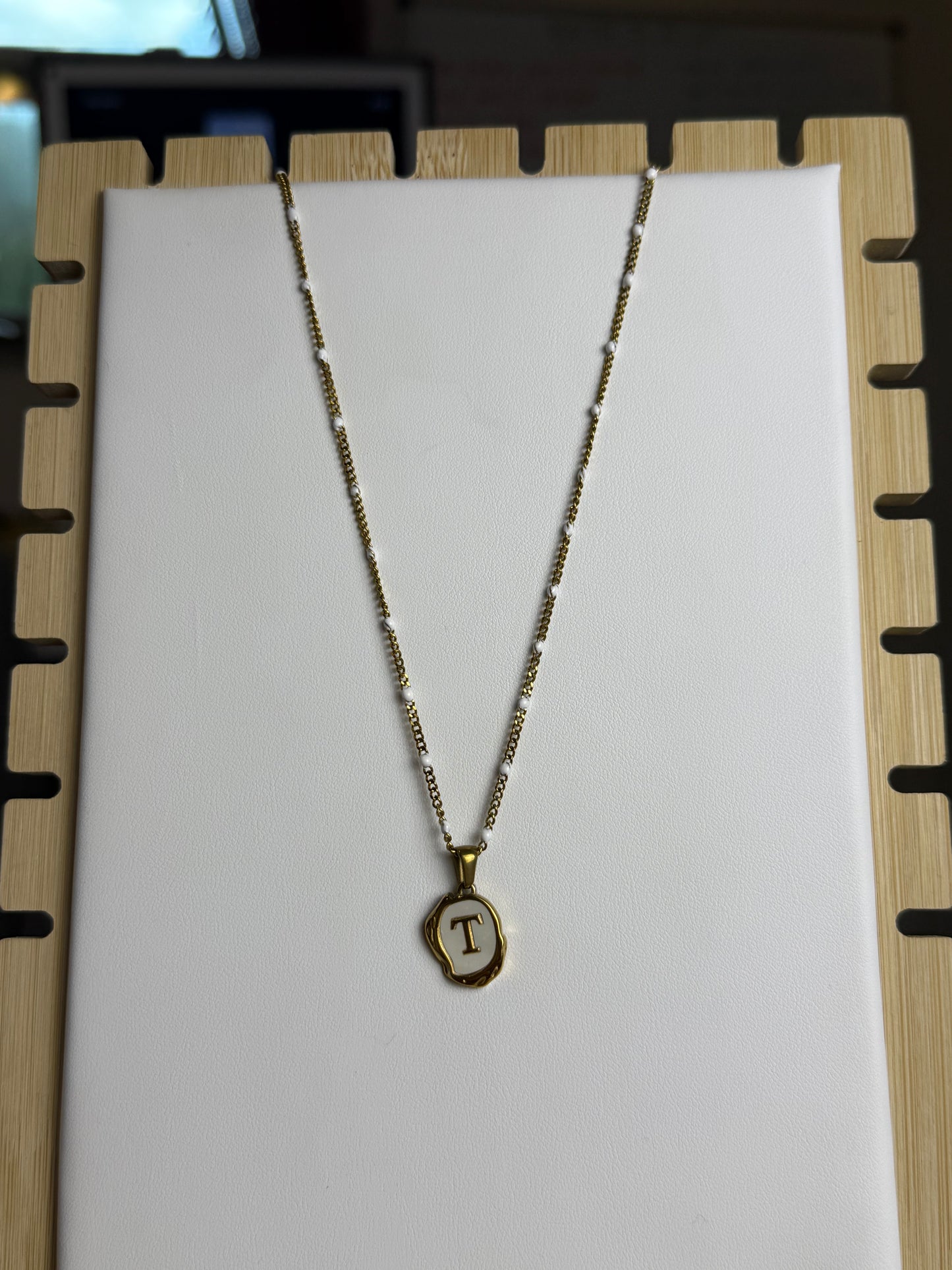 Collar con inicial en cadena de sirena