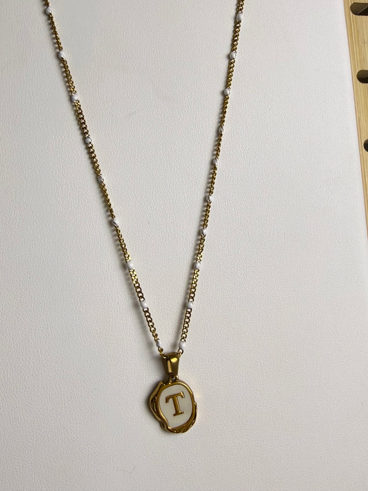 Collar con inicial en cadena de sirena