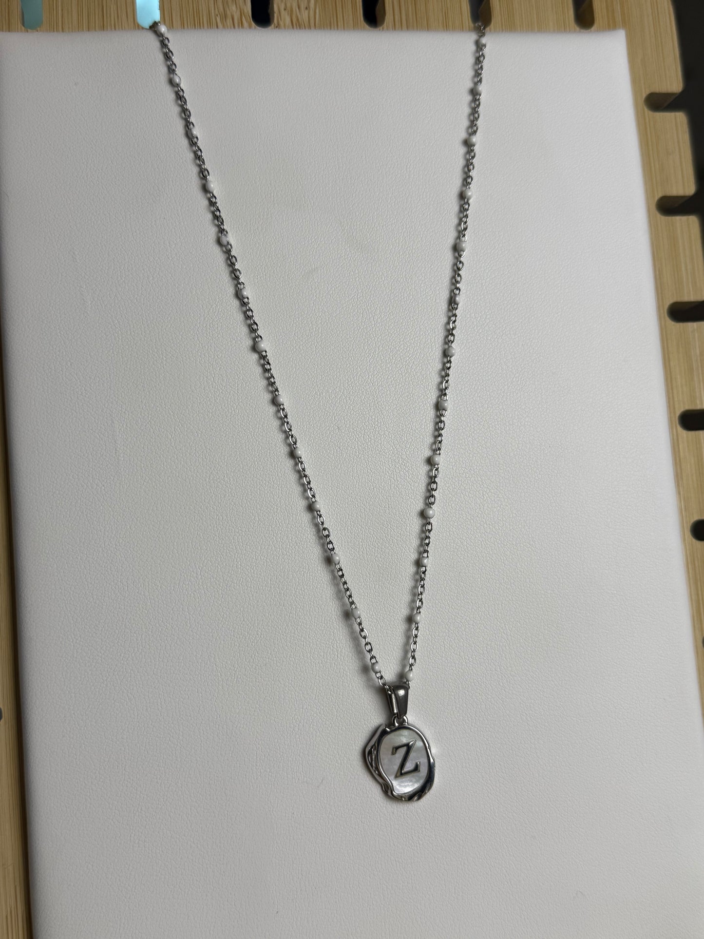 Collar con inicial en cadena de sirena