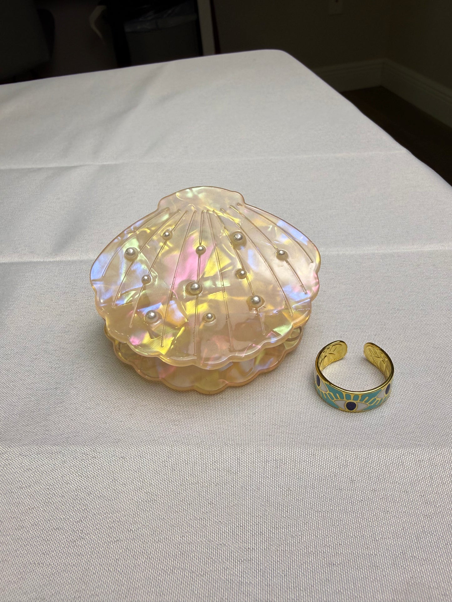 Medium Shell Hair Clip